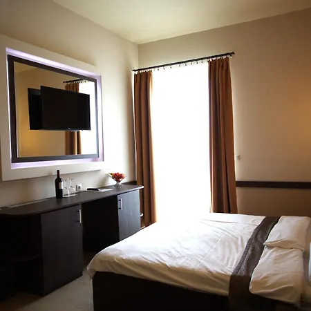 La Riva Отель Шиофок